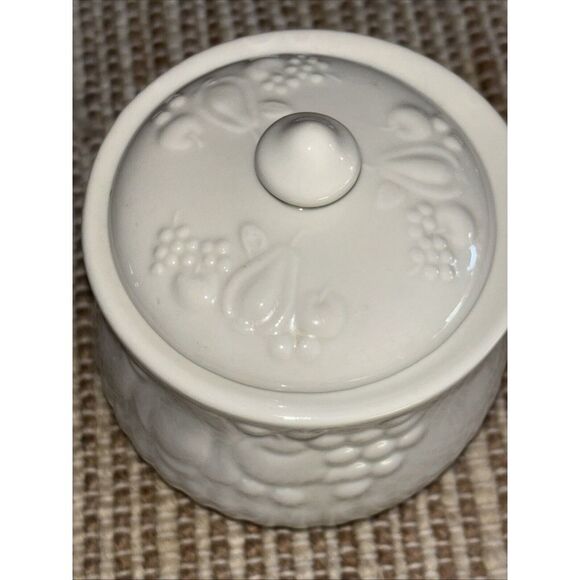 Libbey Classic White Porcelain   creamer, sugar bowl, salt and pepper shaker set - Picture 9 of 13